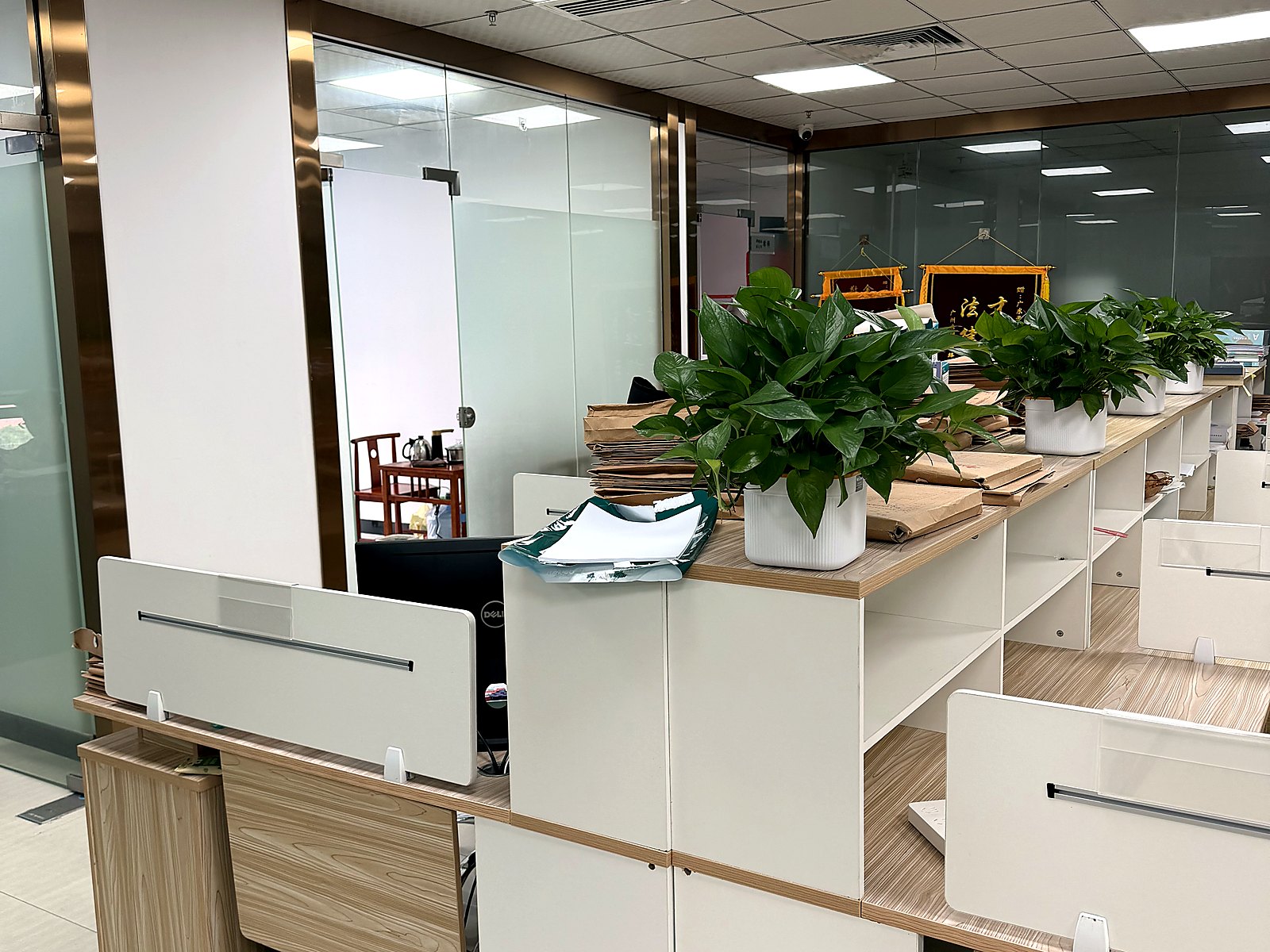 Guangdong Pingwei Law Firm office work area